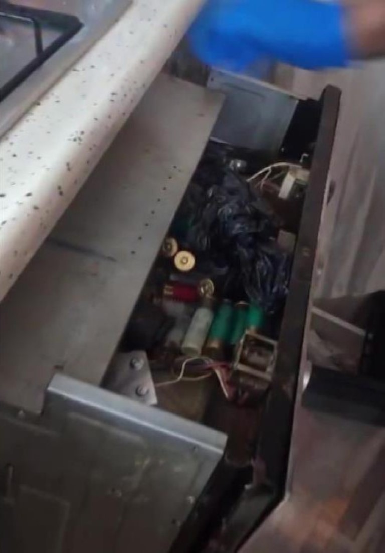 Ankastre fırının içerisinden ruhsatsız silahlar çıktı