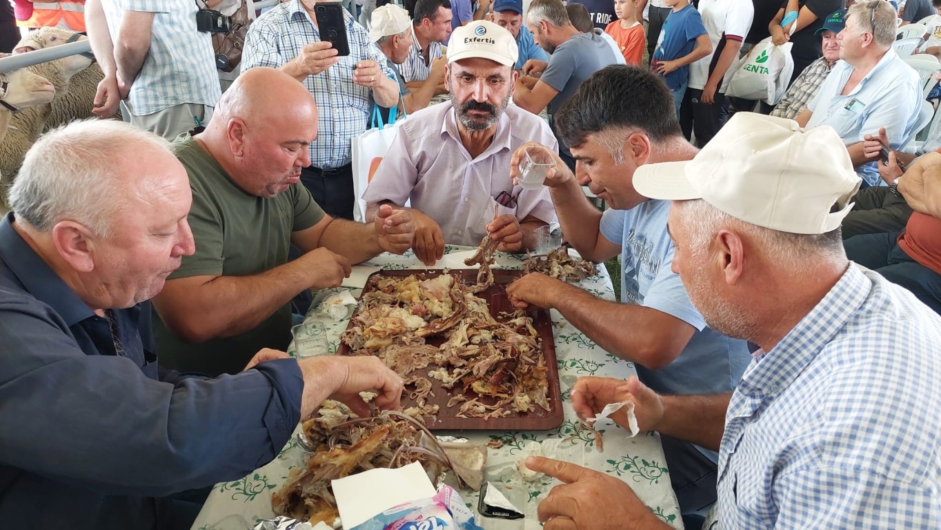 Bu da oğlak yeme yarışması: 10 kilo oğlağı çiğnemeden yediler