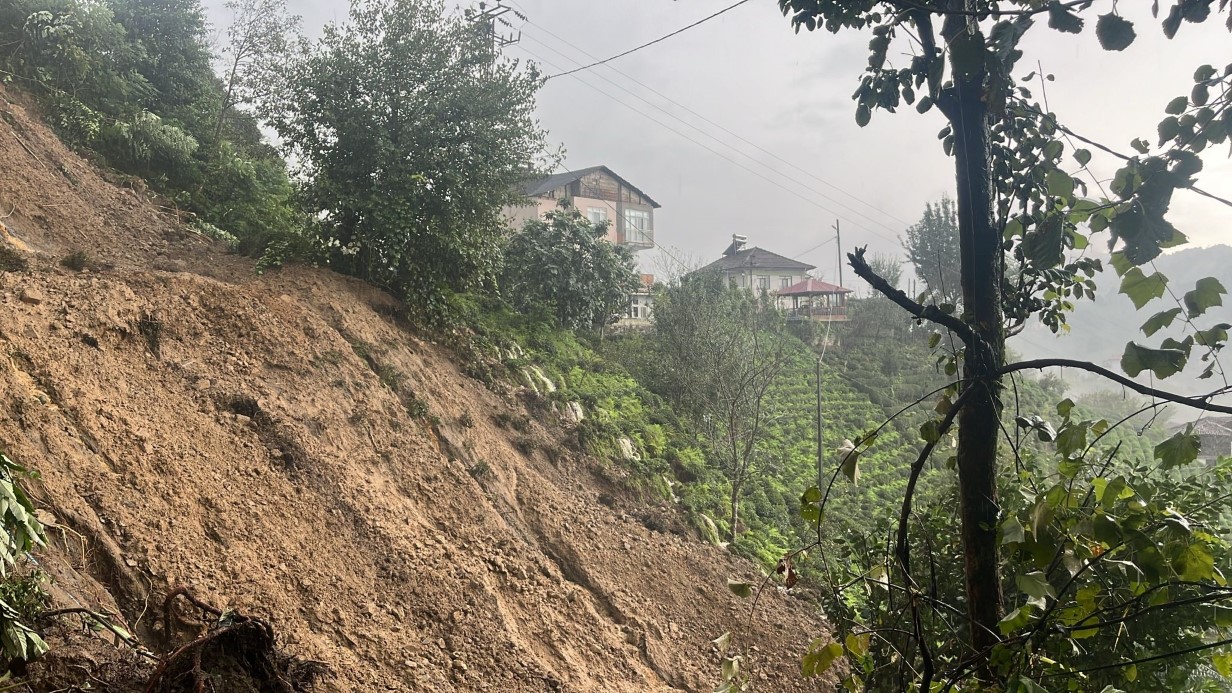 Rize’de şiddetli yağış sonrası heyelanlar meydana geldi