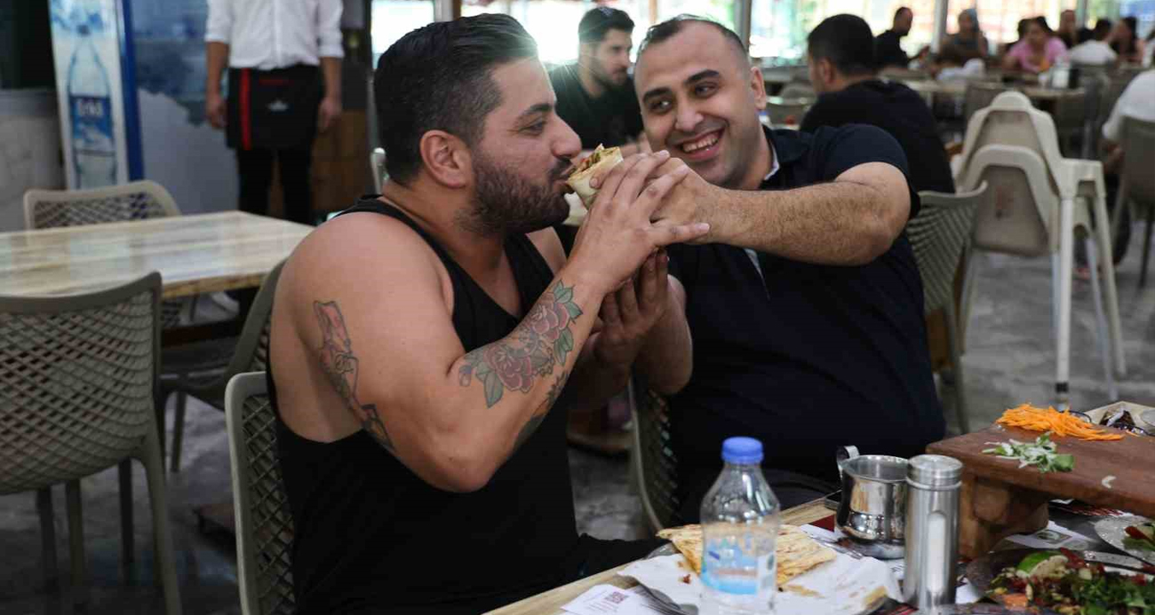 Adana’ya gelen turistler kebap yemeden dönmüyor