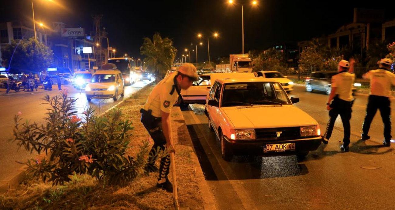 Antalya’da 4 araç birbirine girdi, yoldaki yağı gören trafik polisi küreği eline aldı