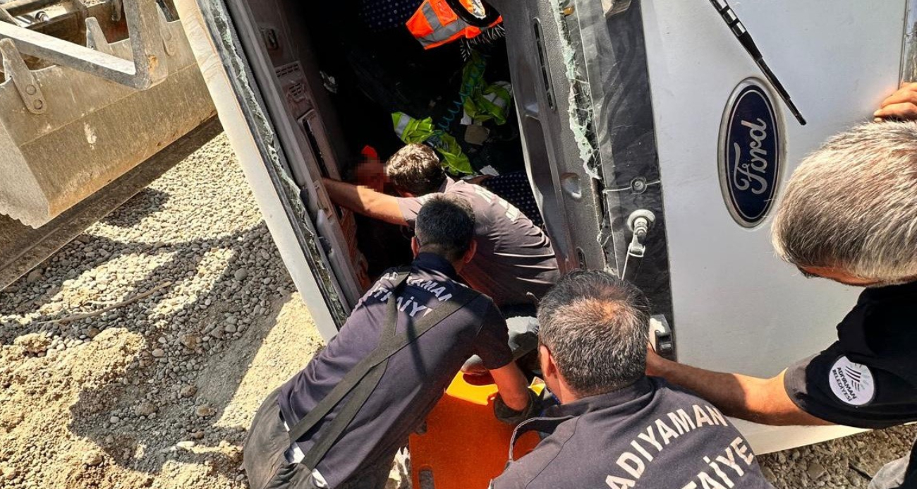 Devrilen kamyonda sıkışan sürücü güçlükle kurtarıldı