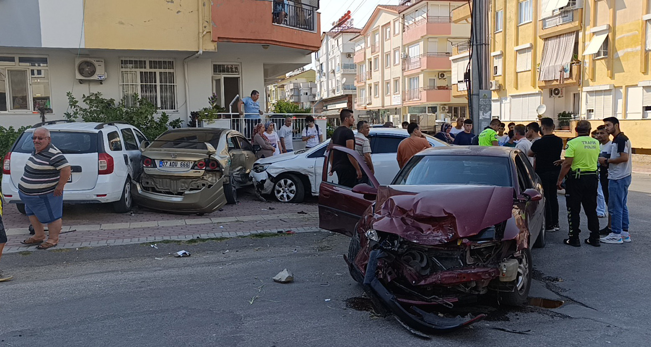 Afacan sürücü mahalleyi birbirine kattı: 14 yaşındaki çocuk 3 aracı hurdaya çevirdi, 1 kişi yaralandı