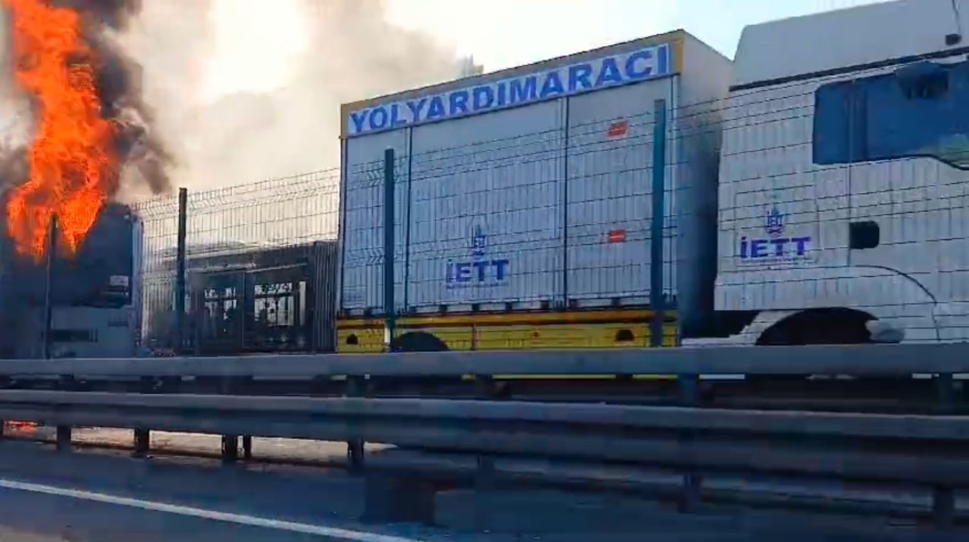 İstanbul’da korkutan metrobüs yangını