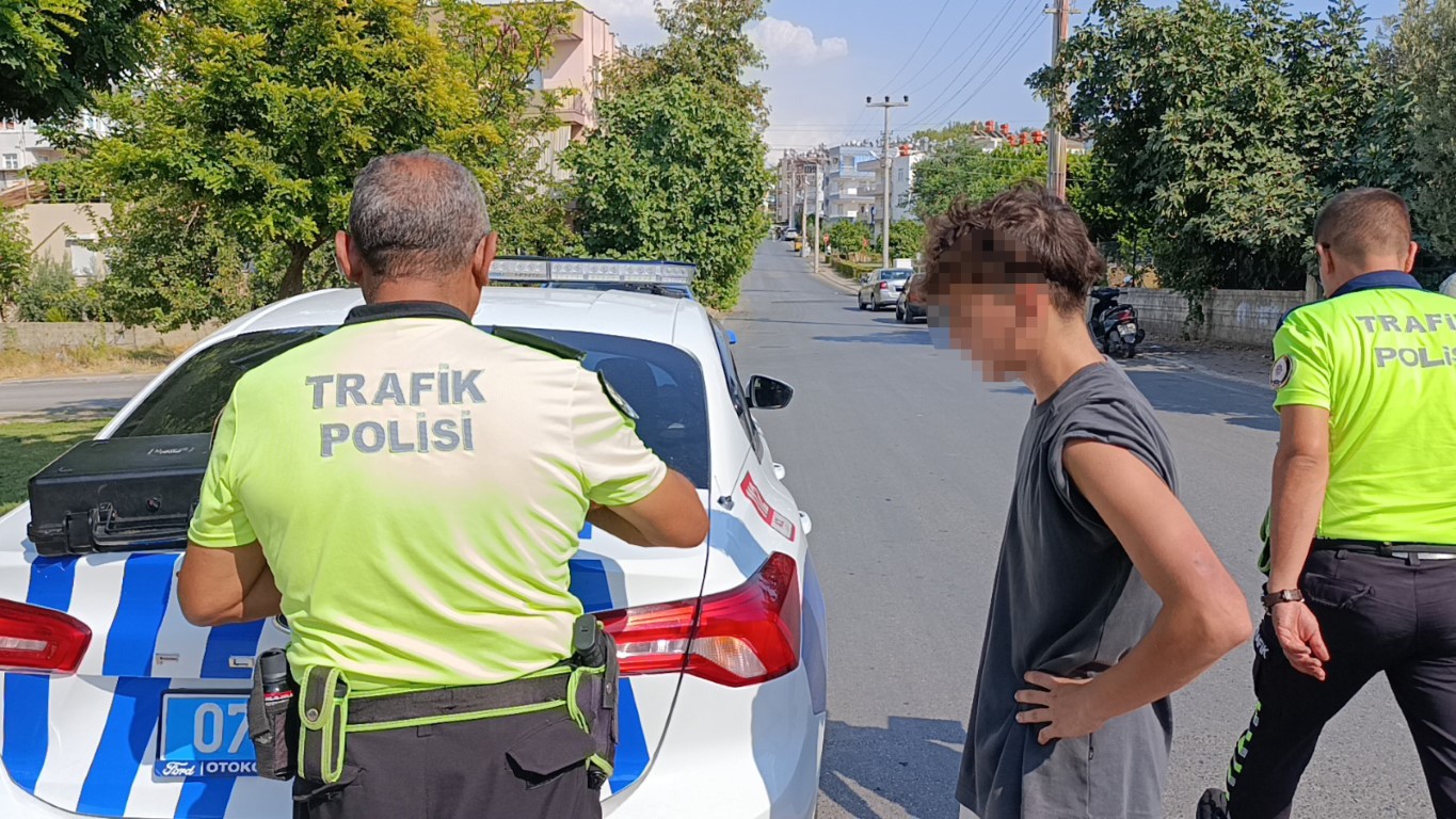 Afacan sürücü mahalleyi birbirine kattı: 14 yaşındaki çocuk 3 aracı hurdaya çevirdi, 1 kişi yaralandı