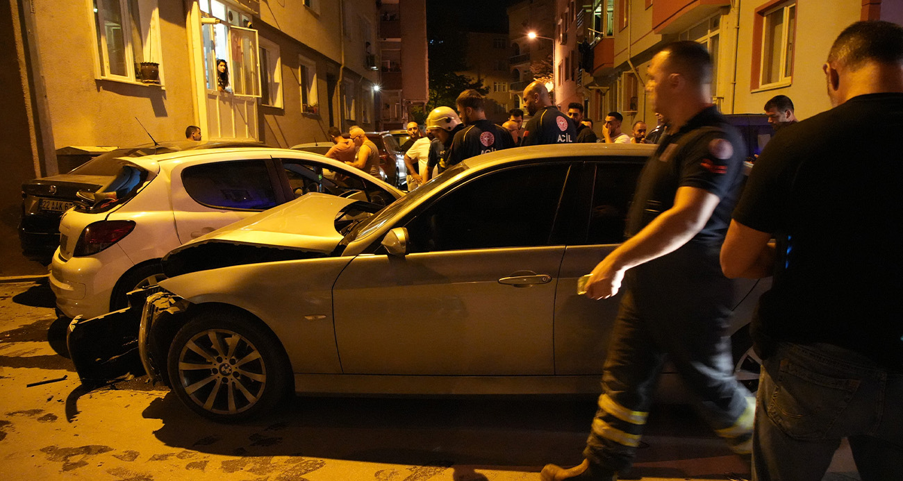 Edirne’de otomobilde sıkışanları kurtarmak için seferber oldular