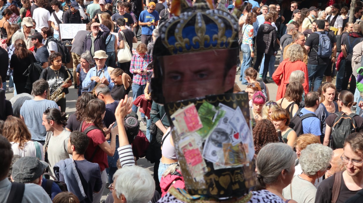 Fransa’da binlerce kişi yeni başbakanı protesto için sokaklara döküldü