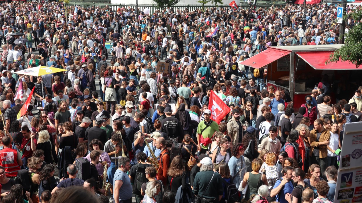 Fransa’da binlerce kişi yeni başbakanı protesto için sokaklara döküldü