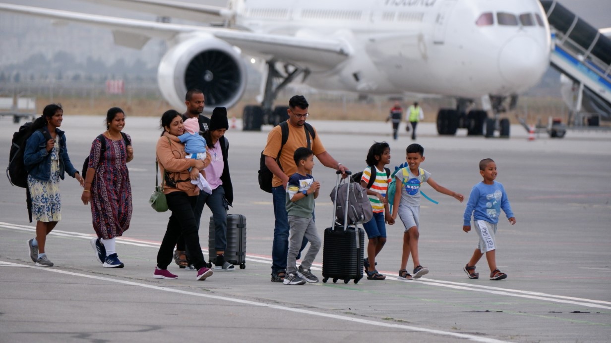 25 saatlik bekleyişten sonra 234 yolcu Almanya’ya gönderildi