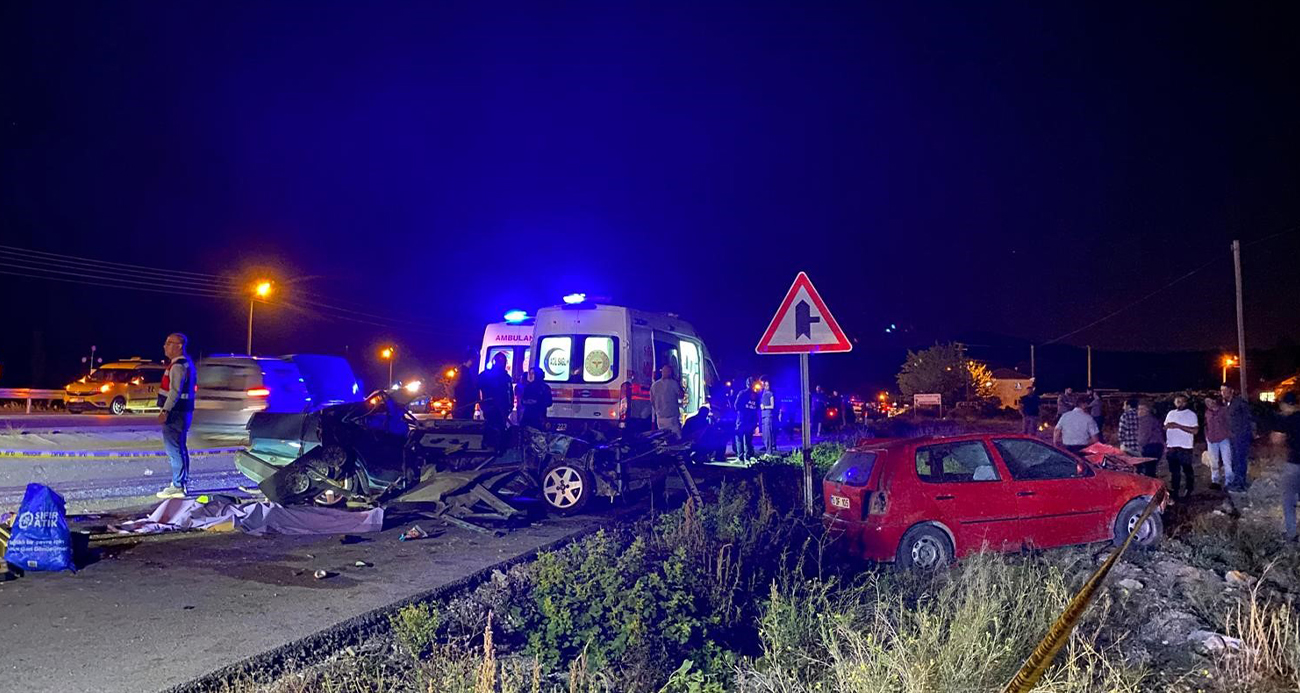 Kontrolden çıkan otomobil, refüjü aşarak karşı şeritten gelen otomobilin üzerine düştü: 2 ölü, 3 yaralı