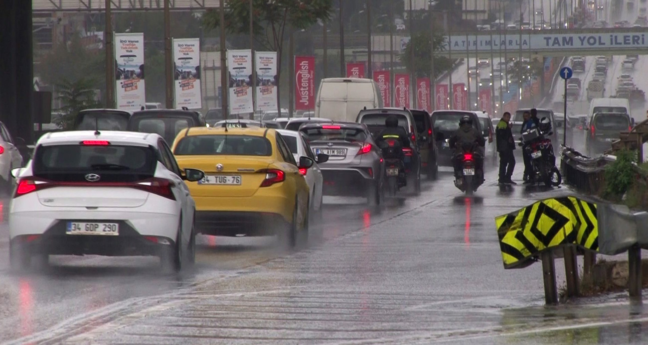 İstanbul’da sağanak yağış etkili oldu, yollar göle döndü