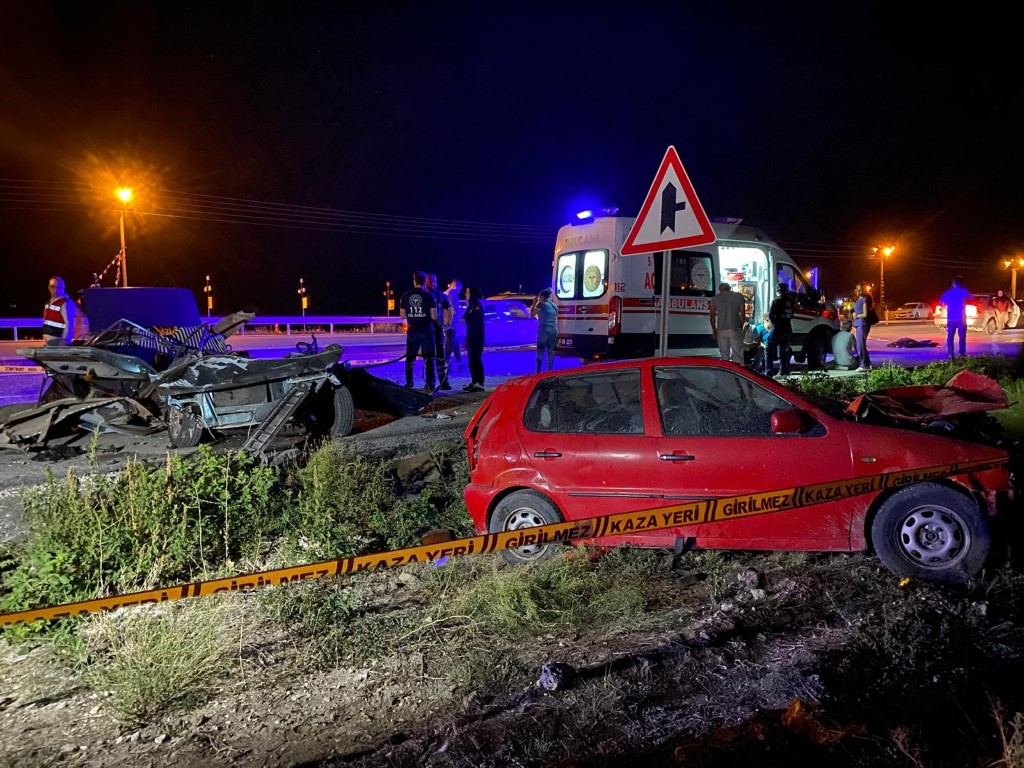 Kontrolden çıkan otomobil, refüjü aşarak karşı şeritten gelen otomobilin üzerine düştü: 2 ölü, 3 yaralı