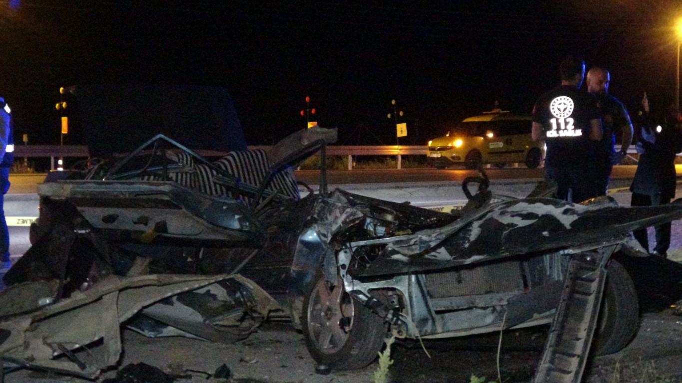 Kontrolden çıkan otomobil, refüjü aşarak karşı şeritten gelen otomobilin üzerine düştü: 2 ölü, 3 yaralı