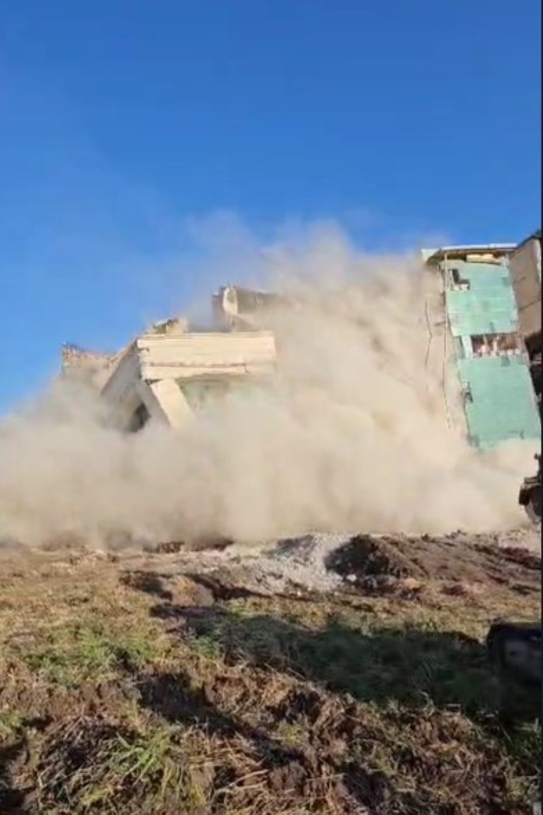 10 katlı devasa iş merkezinin yerle bir olduğu anlar kamerada