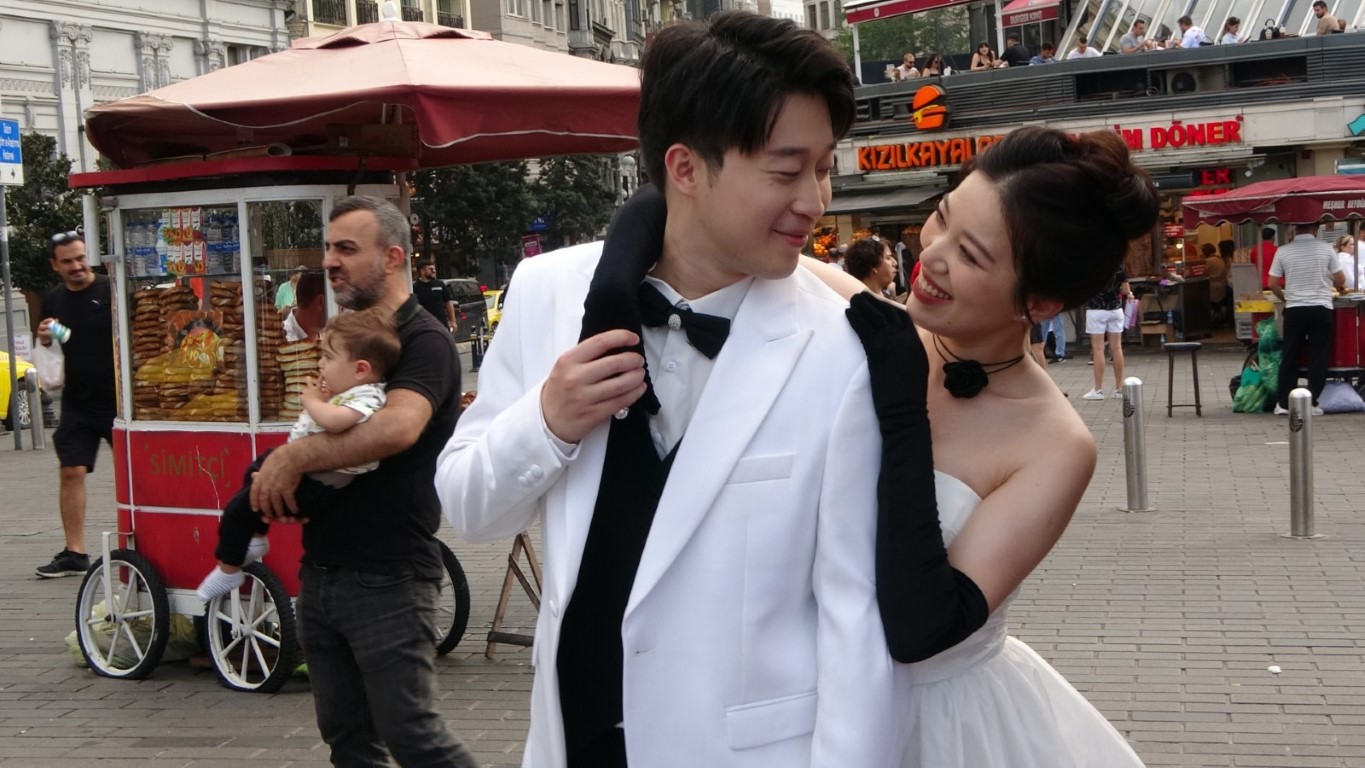 Taksim’de düğün fotoğrafı çektiren Çinli çift ilgi odağı oldu