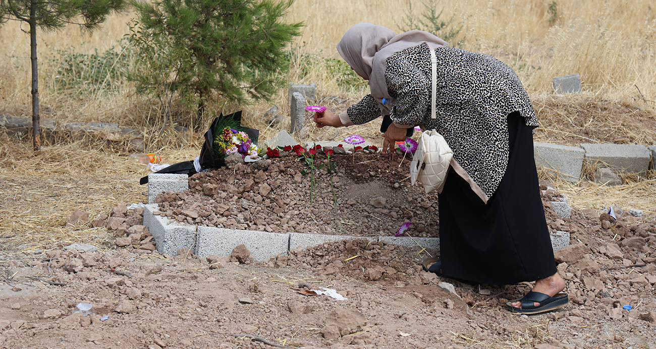 Narin, gelinliği tabuta bırakılarak gözyaşları içinde defnedildi