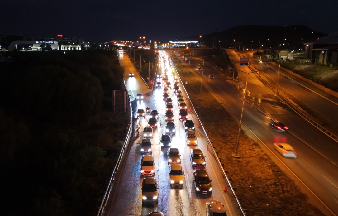 Yaz tatili sona erdi: Dönüş yoğunluğu 43 ilin geçiş noktasında havadan görüntülendi