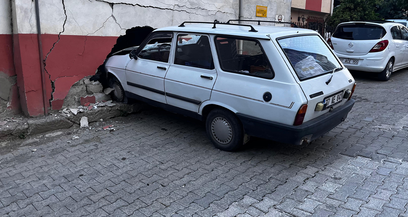 Kontrolden çıkan otomobil binaya daldı: 1 yaralı