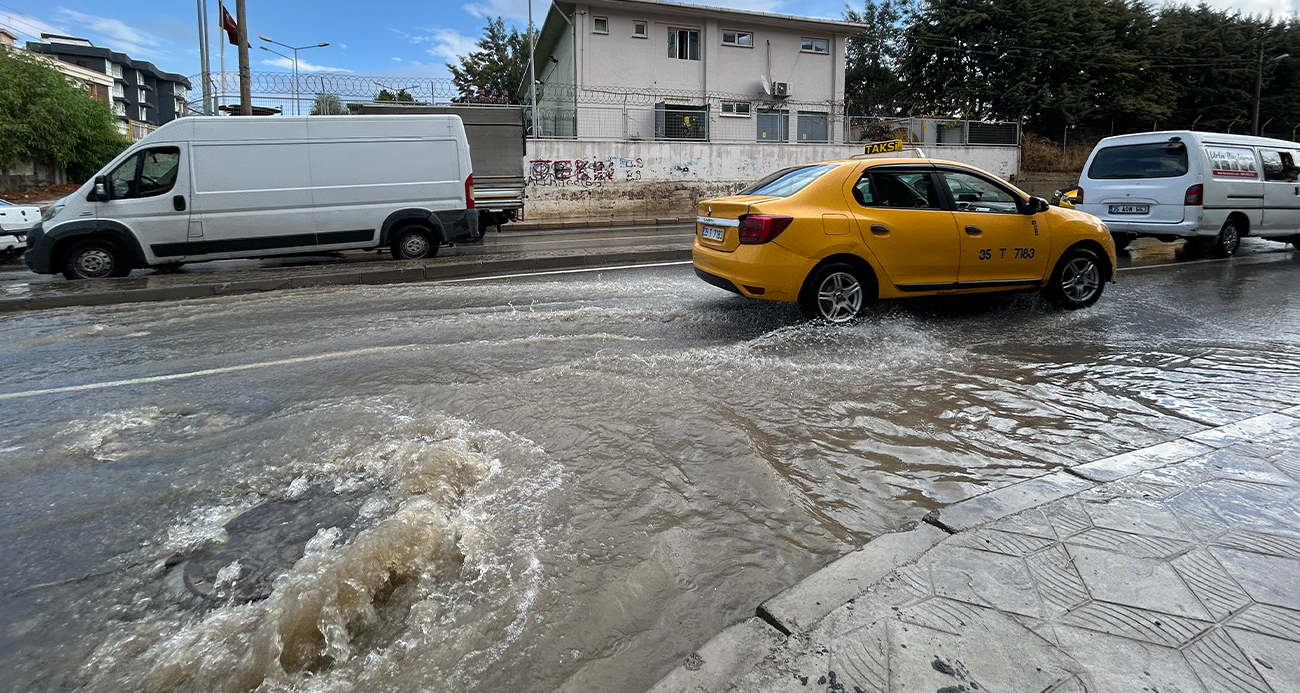 İzmir’i yaz sağanağı vurdu: 1 araç göçen yolun içine düştü