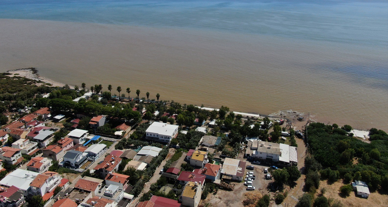 İzmir'i sağanak vurdu: Ev ve iş yerlerini su bastı, tekneler sele kapıldı