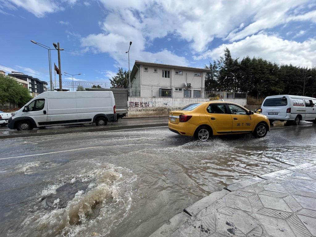 İzmir’i yaz sağanağı vurdu: 1 araç göçen yolun içine düştü