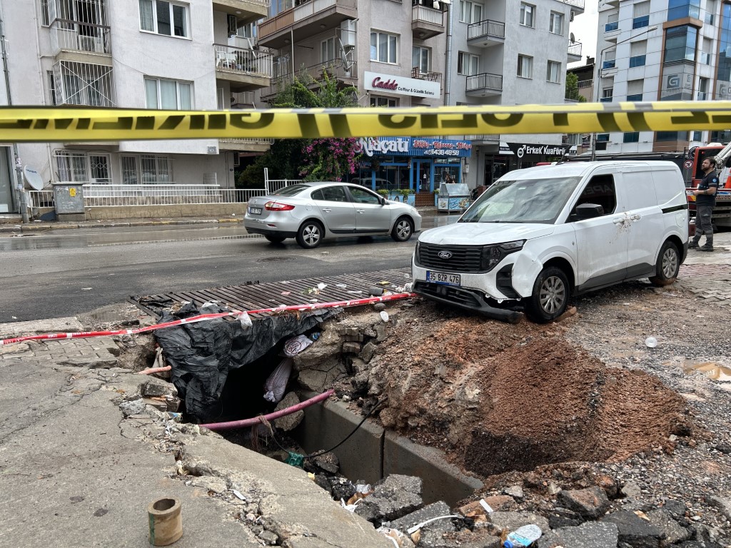 İzmir’i yaz sağanağı vurdu: 1 araç göçen yolun içine düştü