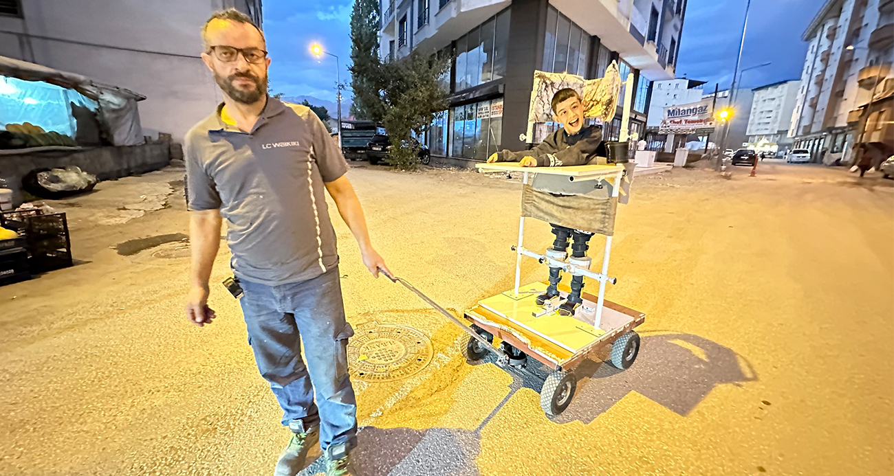 Fedakâr baba, yaptığı engelli ayakta durma sehpasıyla oğlunu mahalle mahalle gezdiriyor