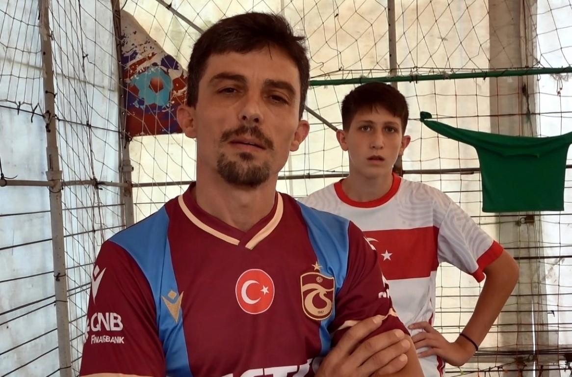 Fanatik baba, oğlu için kapalı halı saha yaptı