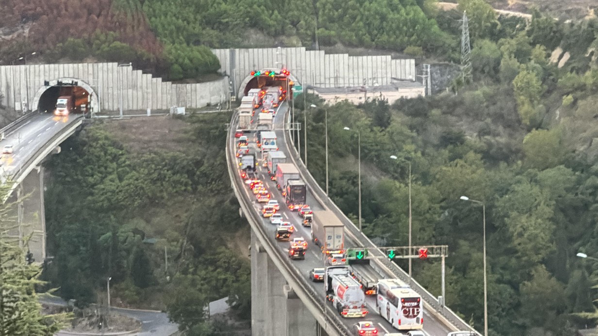 TEM’de 3 tır kazaya karıştı, 11 kilometrelik araç kuyruğu oluştu