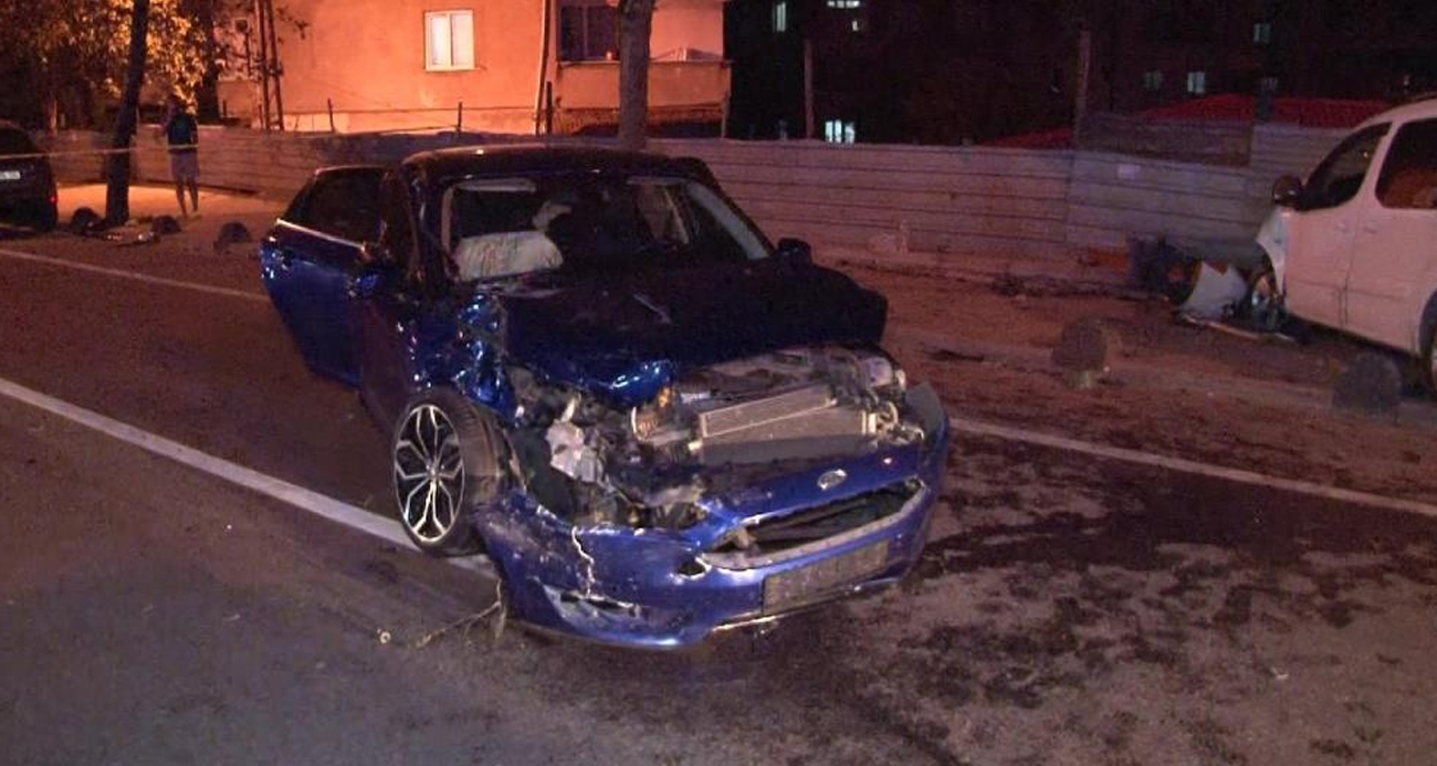 Sancaktepe’de 2 araç kafa kafaya çarpıştı: 2’si çocuk 6 ağır yaralı