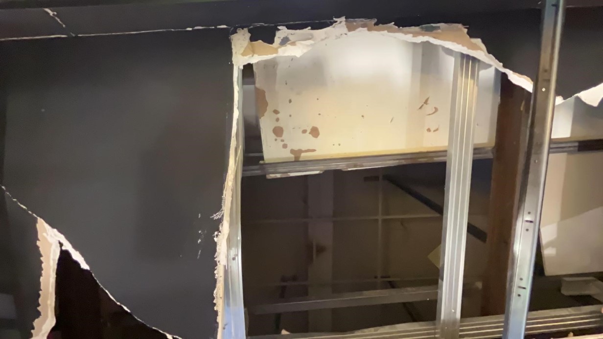 Yanlış kapıdan girdi, çöken tavanda asılı kaldı