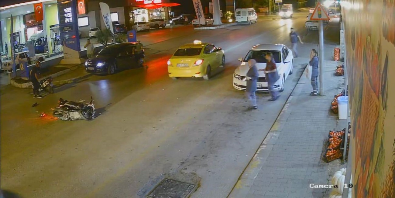 Otomobille çarpışan motosikletli genç hayatını kaybetti: Feci kaza kamerada