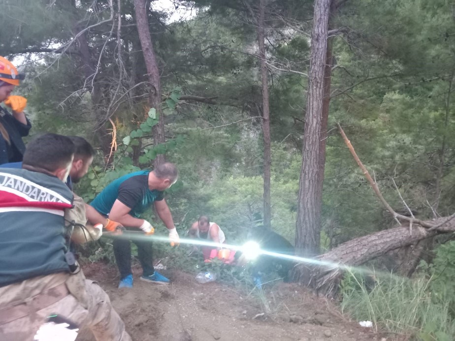 Hatay’da bulunan Amanos Dağlarının eteklerinde uçurumdan düşerek yaralanan vatandaş, ekiplerin 5 saat süren çalışmasıyla kurtarıldı.