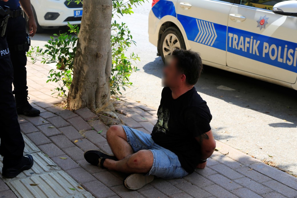 Polislere zorluk çıkardı, ters kelepçe takılınca, ‘Ne kadar zor görev yaptığınızın farkındayım’ dedi