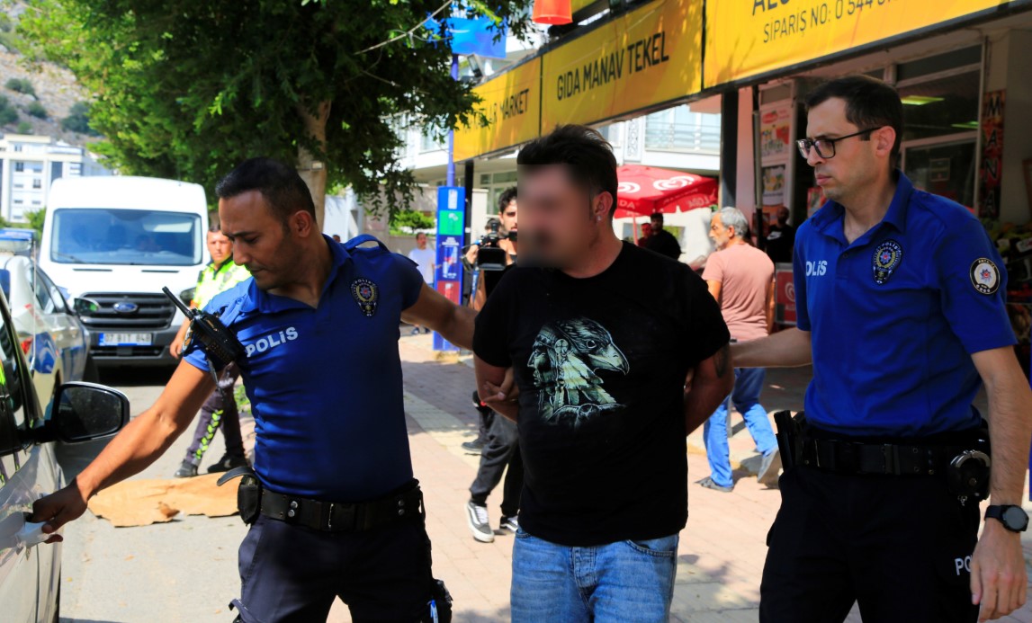 Polislere zorluk çıkardı, ters kelepçe takılınca, ‘Ne kadar zor görev yaptığınızın farkındayım’ dedi