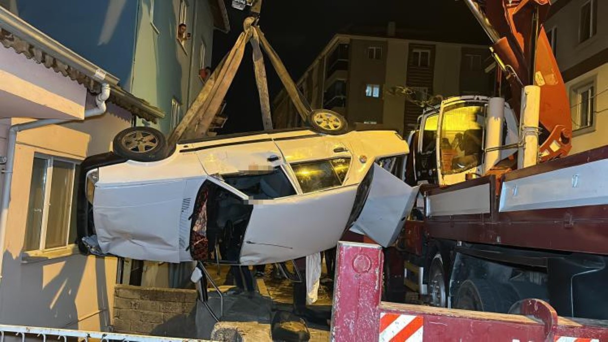 Uşak’ta kontrolden çıkan otomobil bina boşluğuna düştü: 1 ölü, 1 yaralı