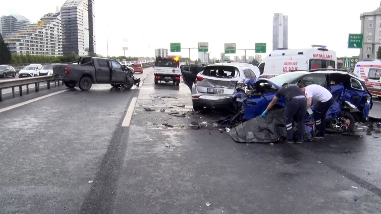 Bağcılar TEM otoyolunda feci zincirleme kaza: 2 ölü, 5 yaralı