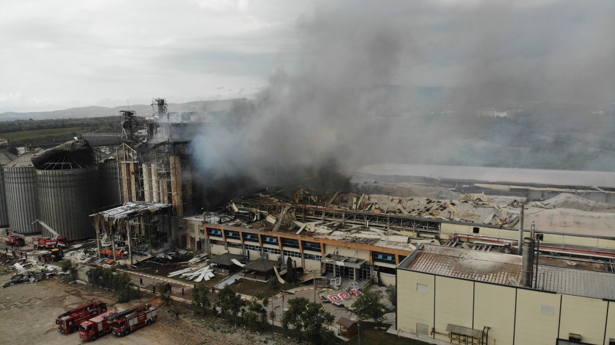 Üç saat sonra kontrol altına alınan yangını soğutma çalışmaları devam ediyor