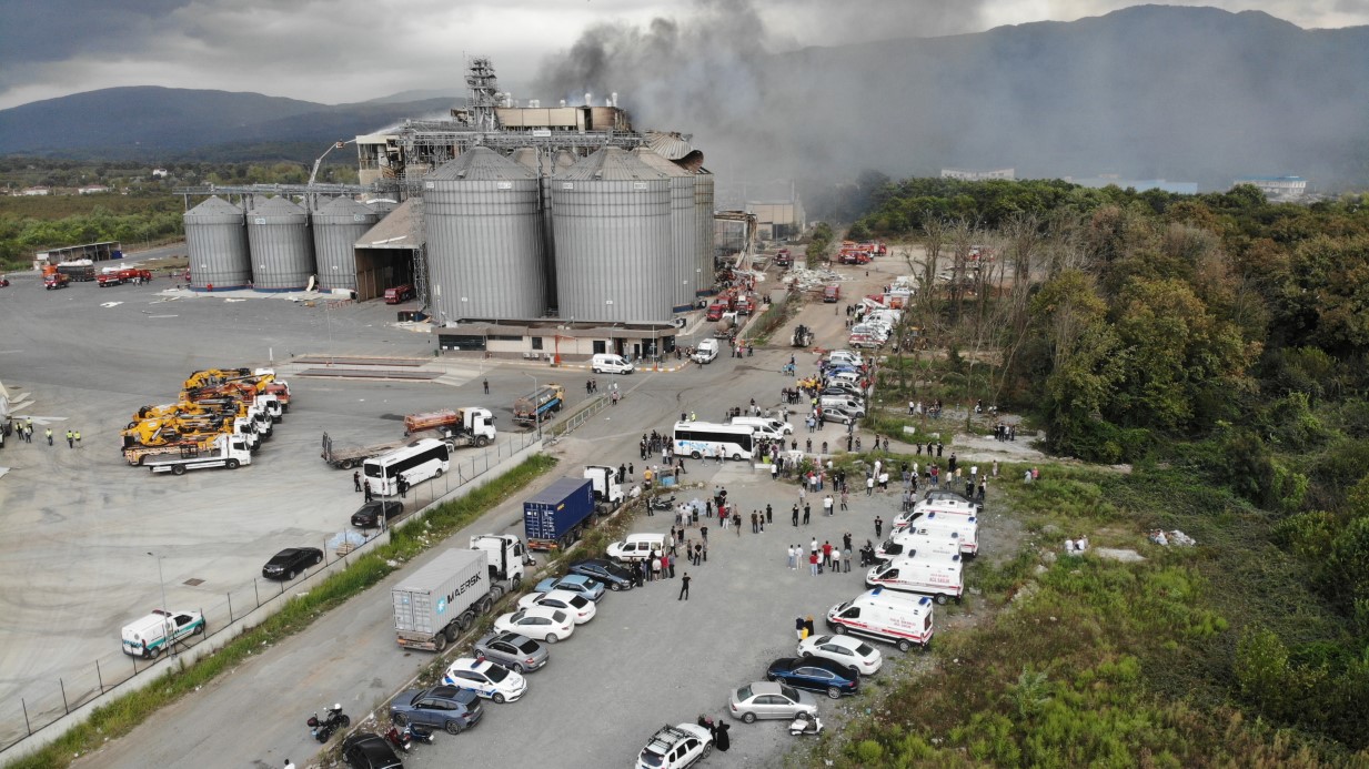Üç saat sonra kontrol altına alınan yangını soğutma çalışmaları devam ediyor