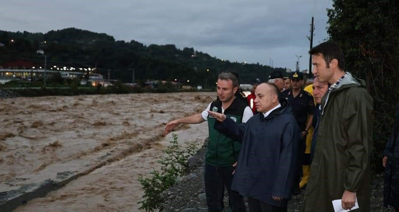 Artvin Valisi Ünsal taşkın bölgesinde incelemelerde bulundu