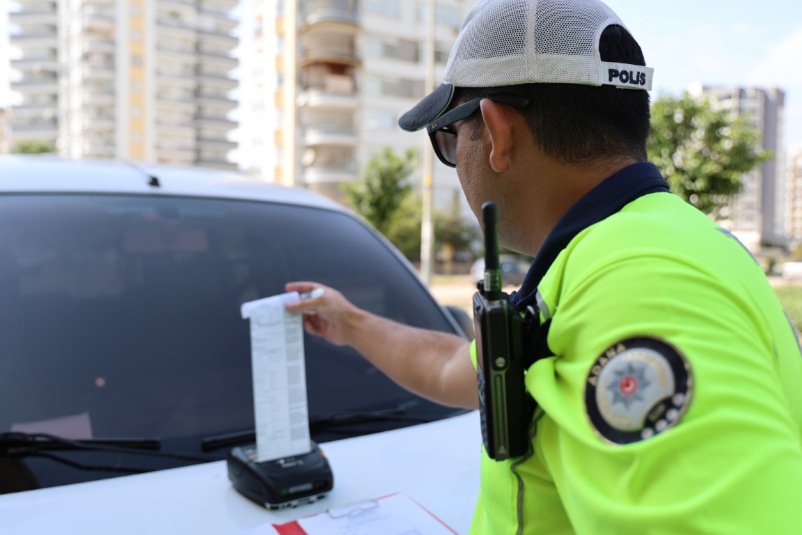 Adana’da trafik cezası yiyen sürücü ceza makbuzuyla hatıra fotoğrafı çektirdi