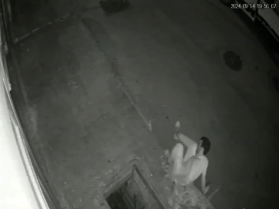 Telefona bakarken mazgala düştü: O anlar kameraya yansıdı