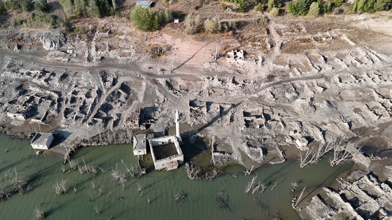 Kuraklık 14 yıl sonra asırlık köyü ortaya çıkarttı