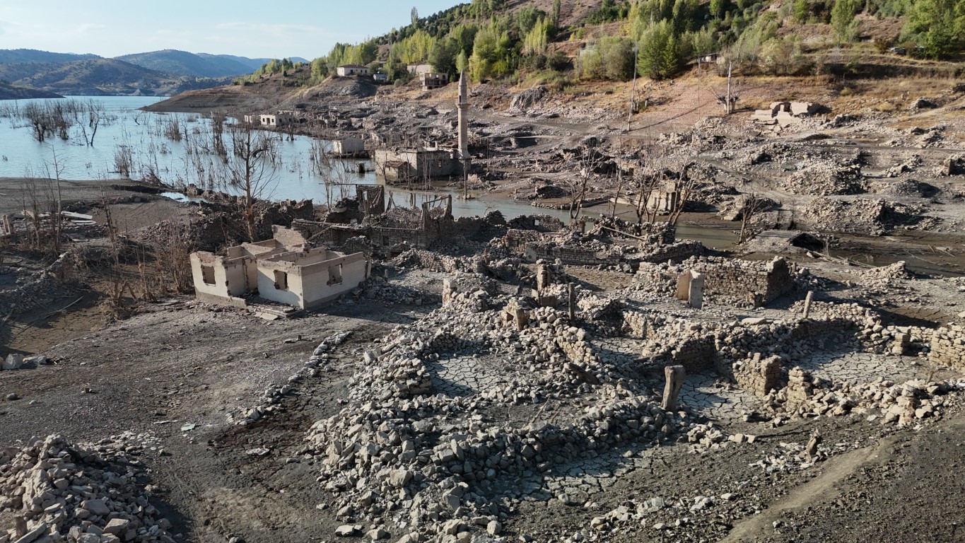 Kuraklık 14 yıl sonra asırlık köyü ortaya çıkarttı