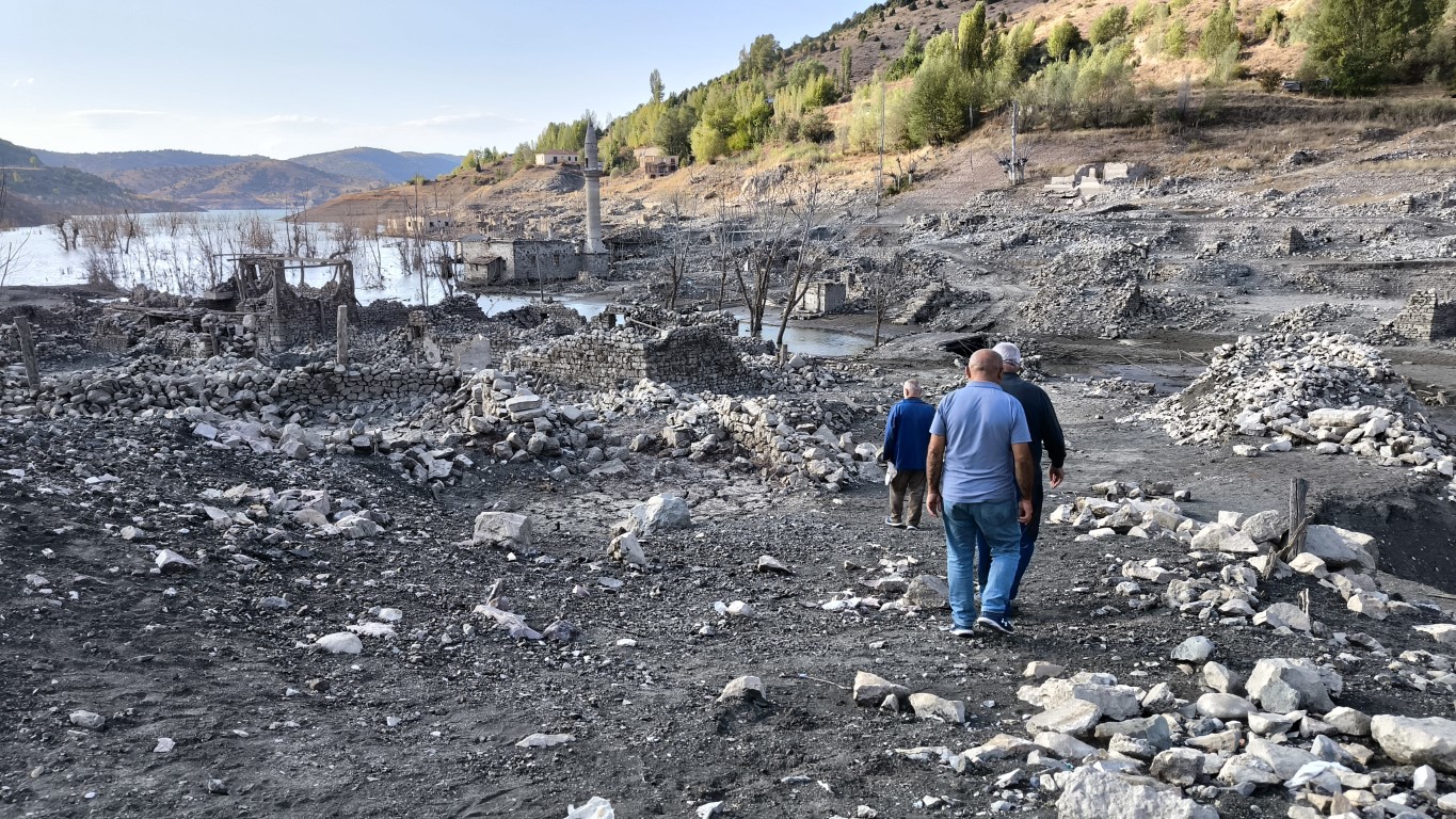 Kuraklık 14 yıl sonra asırlık köyü ortaya çıkarttı