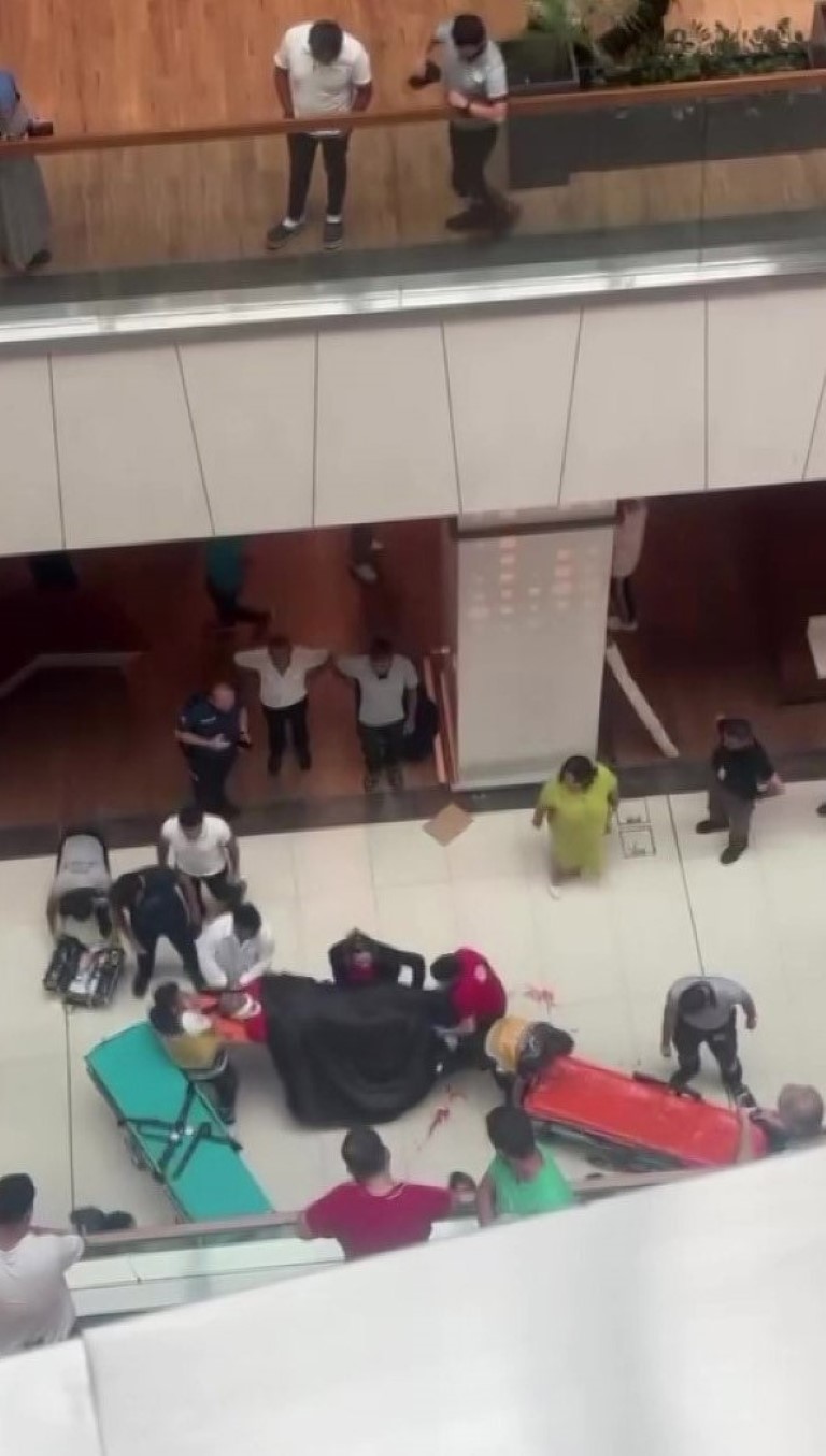 Sultanbeyli’de Atlaspark AVM’de bir kişi 3’üncü kattan zemine düştü