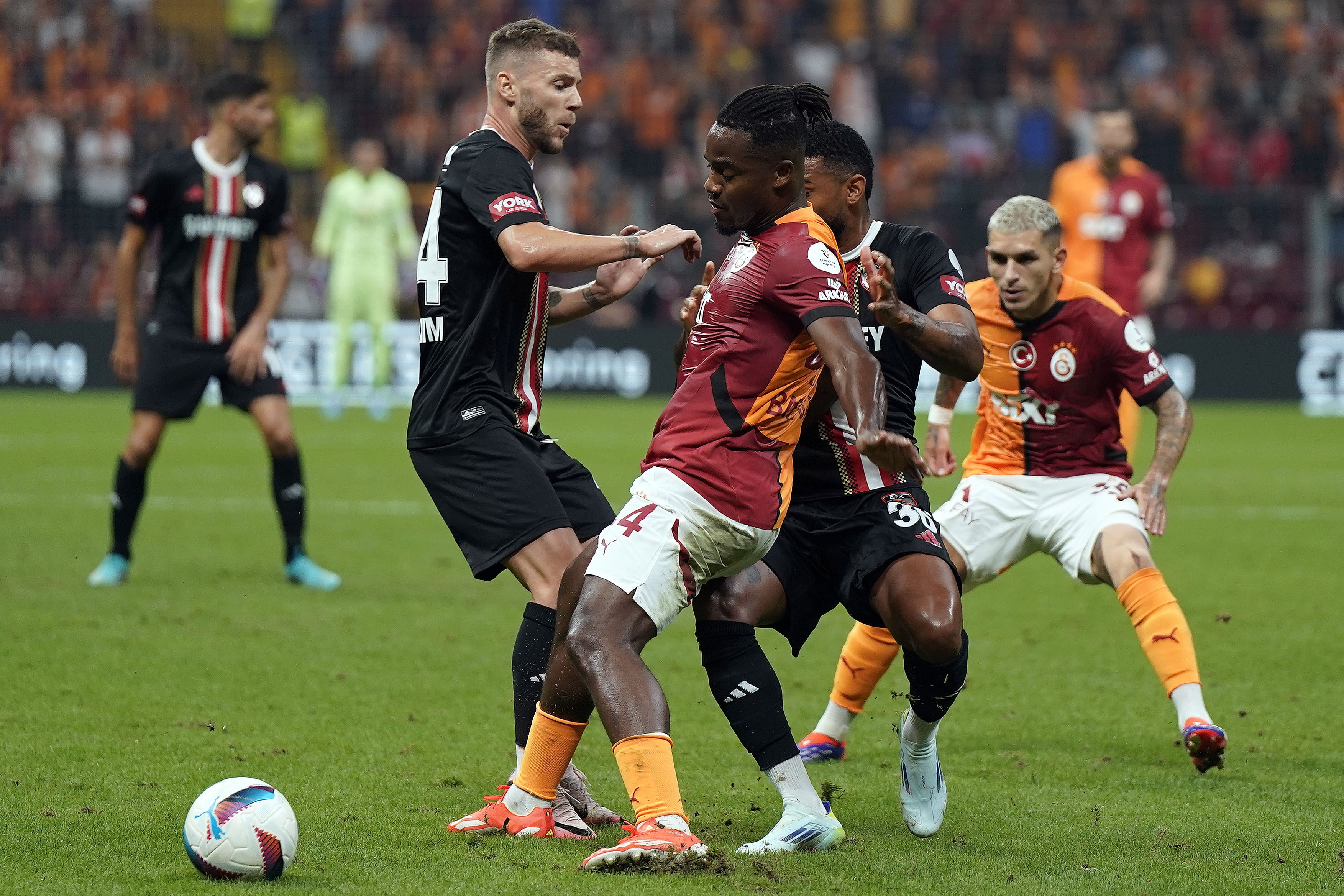 Derbi öncesi hata yapmadı! Galatasaray 3 puanı 3 golle aldı