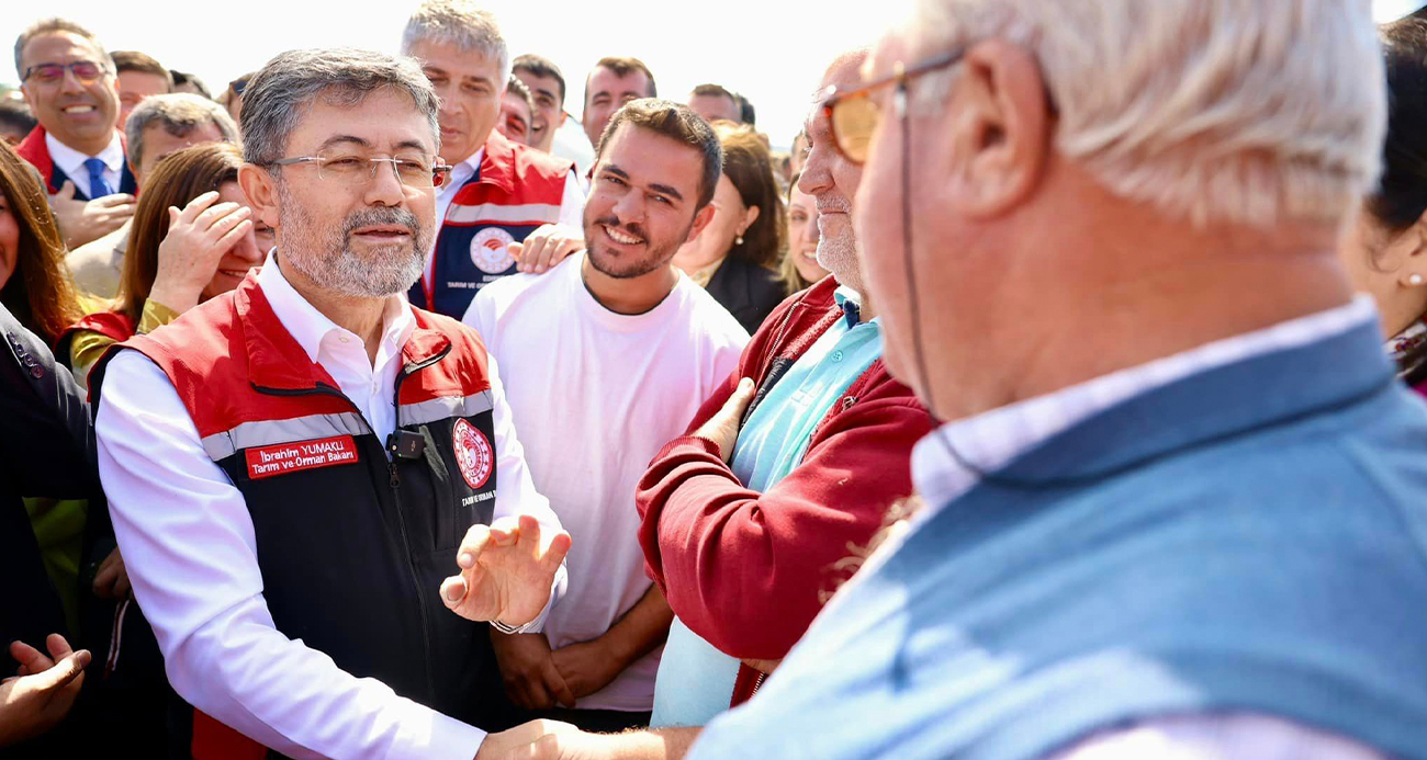 Edirne’nin İpsala ilçesinde Çeltik Hasat Şenliği’nde çiftçilerle buluşan Tarım ve Orman Bakanı İbrahim Yumaklı ile bir üreticinin Trakya şivesiyle “zorla beya" diyerek pazarlık yaptığı samimi diyalog çevredekileri gülümsetti.