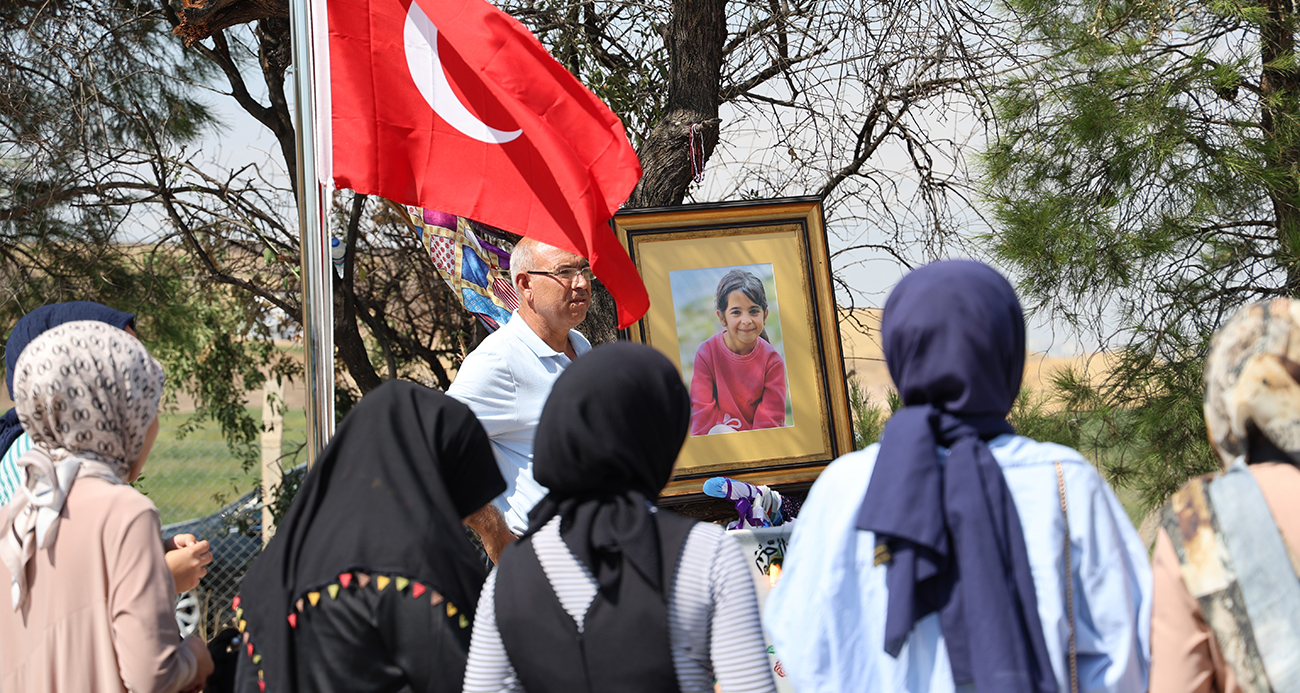 Türkiye’nin dört bir yanından gelen vatandaşlar 10 gündür Narin’in mezarını ziyaret ediyor