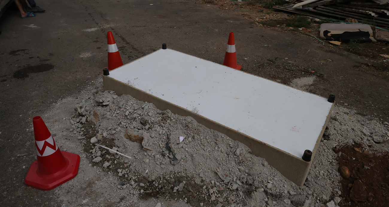 Kanalizasyon kokusunu önlemek için rögarı baza ile kapattılar